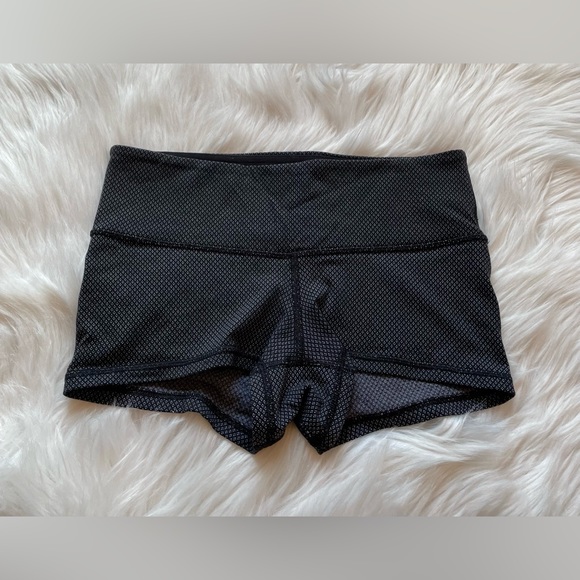 Lululemon stretchy shorts size 4 diamond dot black white 2” inseam
EUC - Picture 2 of 4